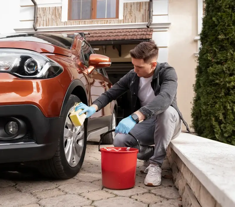 Lavage auto à domicile Tourville-sur-Pont-Audemer : professionnel intervenant sur un véhicule